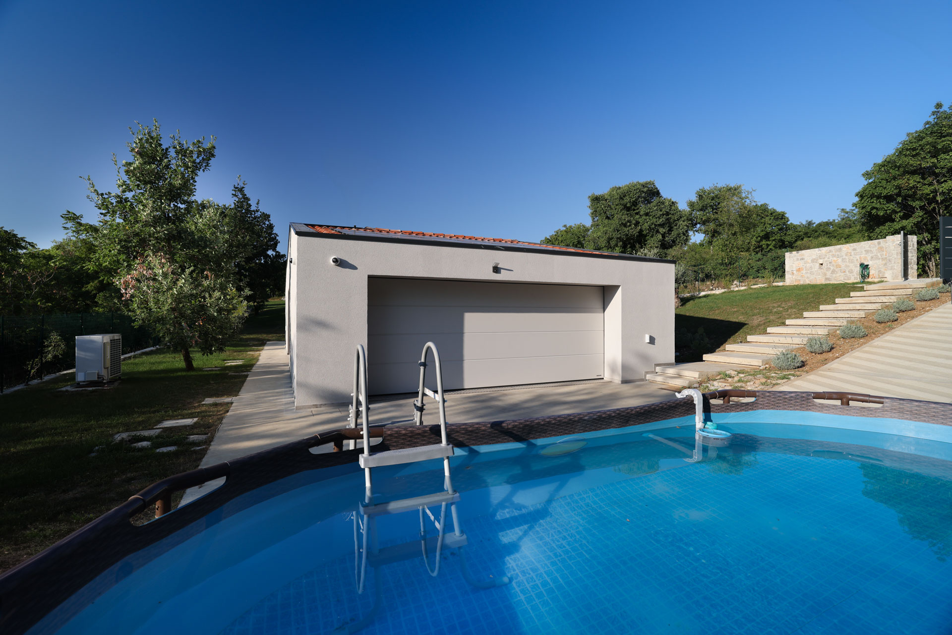 casa in legno con piscina